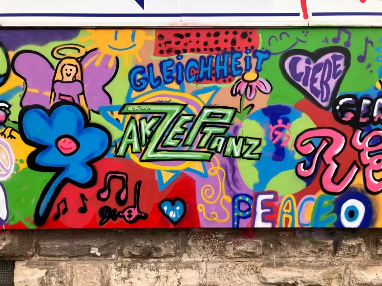 Eine im Zeichen der Demokratie angesprayte Mauer – Nahansicht