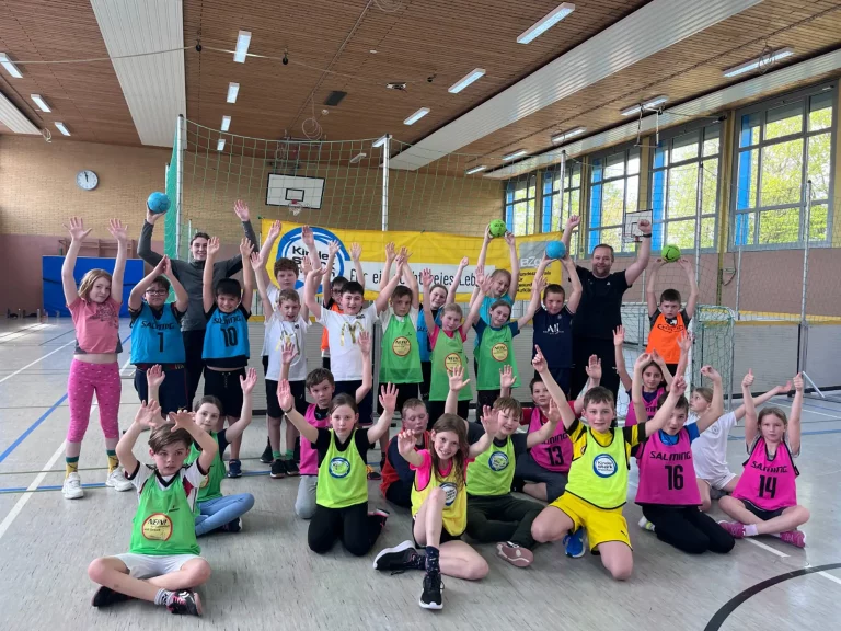 Straßenfußball für Toleranz in einer Halle mit einem diversen Fußballteam