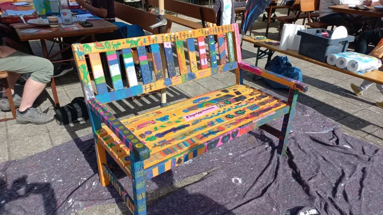 Eine Bank welche als Platz für Toleranz deklariert wurde